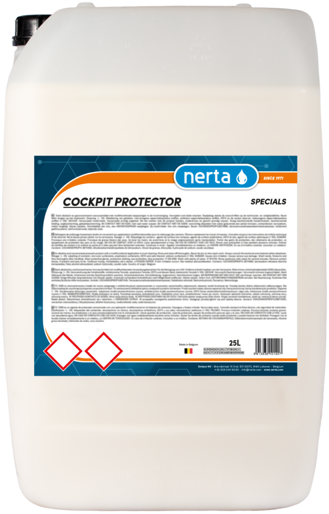 O NERTA COCKPIT PROTECTOR limpa, renova e protege todas as partes sintéticas do seu carro.